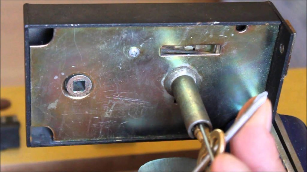 gache de porte ancienne